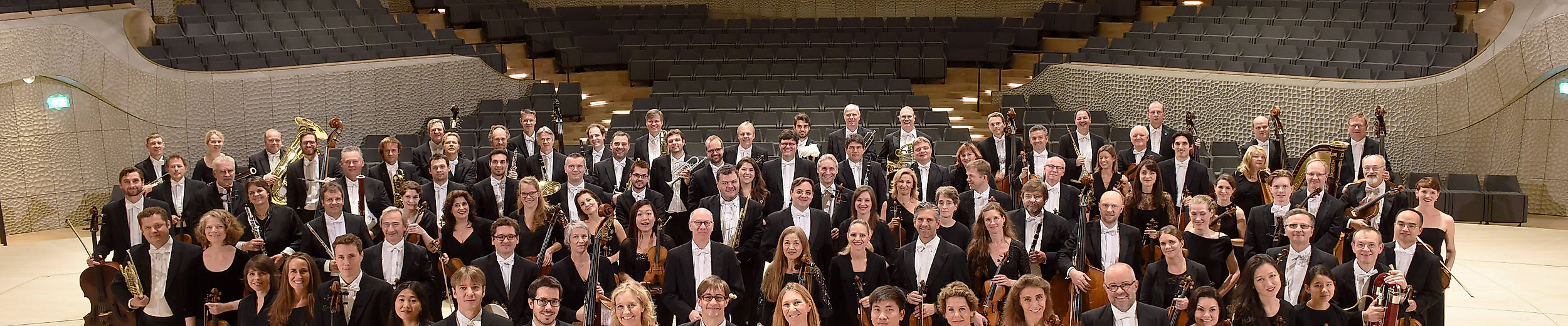 Das NDR Elbphilharmonie Orchester steht mit Instrumenten auf der Bühne des Großen Saals der Elbphilharmonie