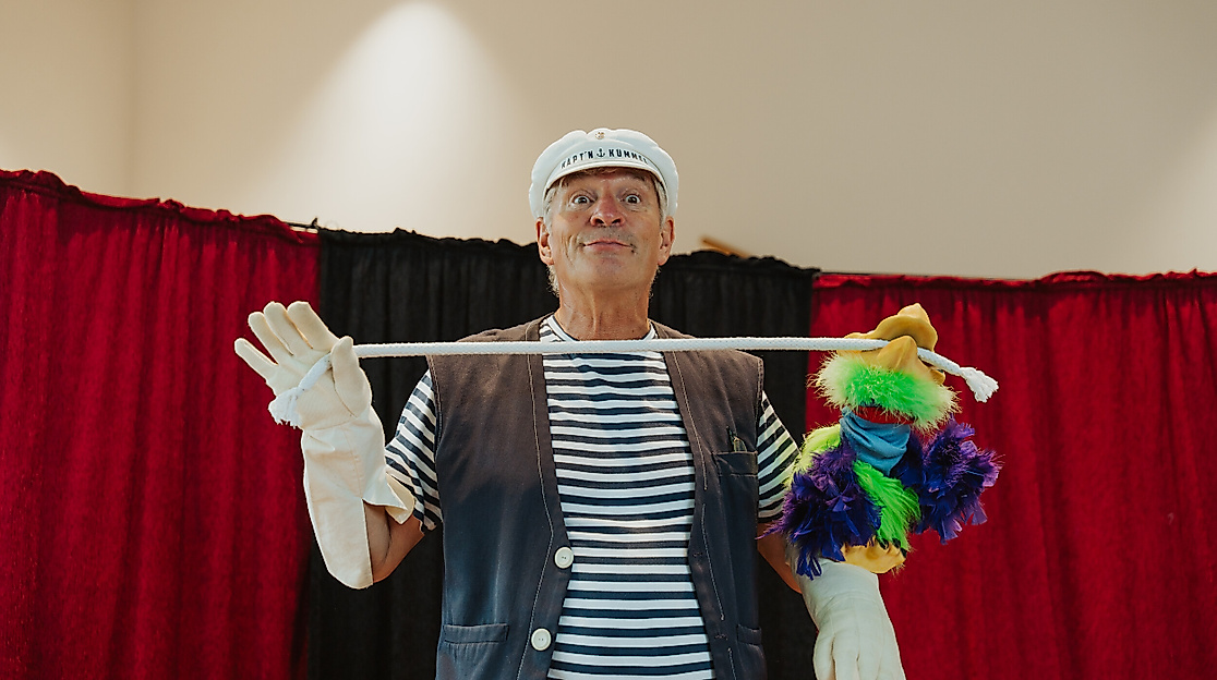 Käptn Kümmel 2024 Mann zaubert mit Handpuppe © TALB Joelle Dörnath(1)