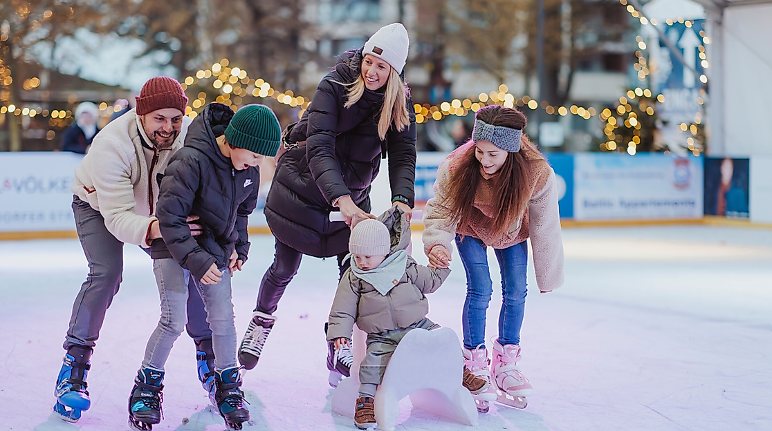 eiswelt-scharbeutz-2024-familie-auf-eis-talb-christian-schaffrath_1