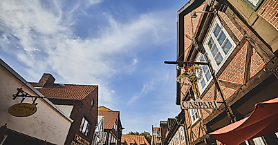 Blick auf historische Fassaden und Lichterketten in der Lämmertwiete in Hamburg-Harburg unter blauem Himmel