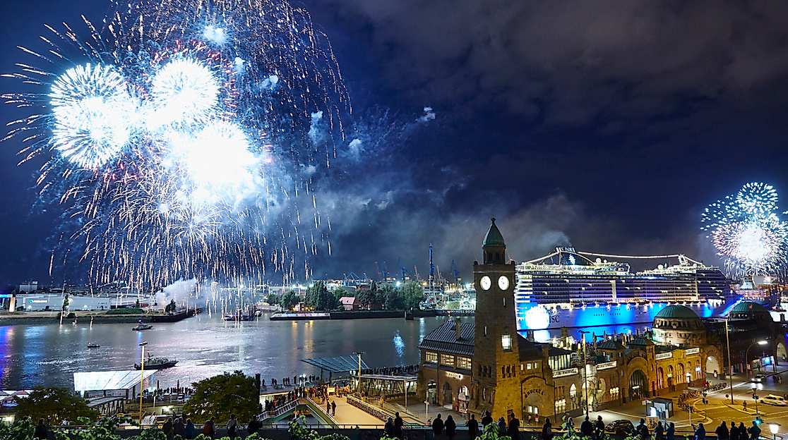 msc-splendida_feuerwerk-landungsbruecken_c-stefan-malzkorn_03