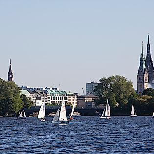 Segelboote auf der Hamburger Außenalster mit Blick auf die Kirchtürme der Innenstadt