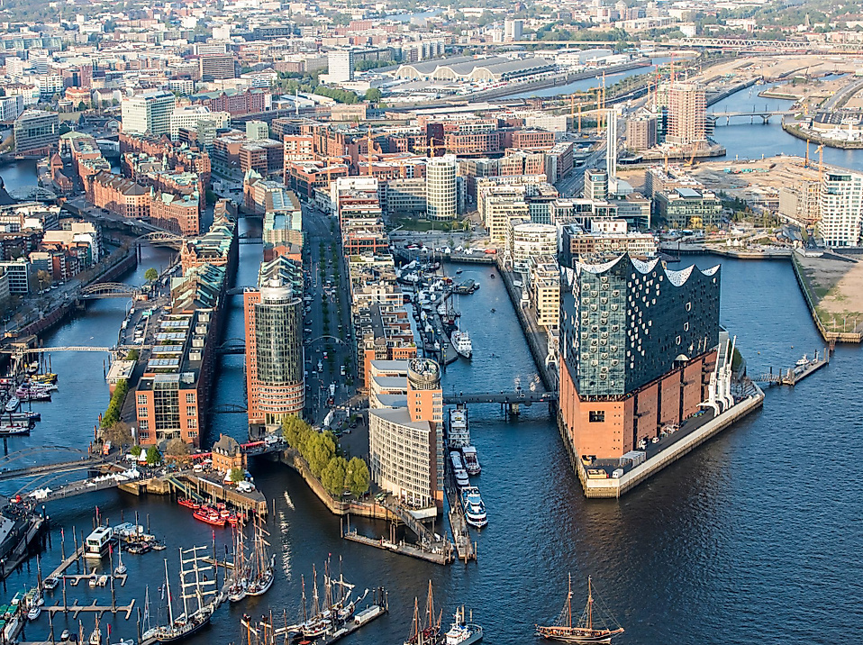 Luftaufnahme der HafenCity Hamburg mit Elbphilharmonie, Kanälen und moderner Architektur an der Elbe