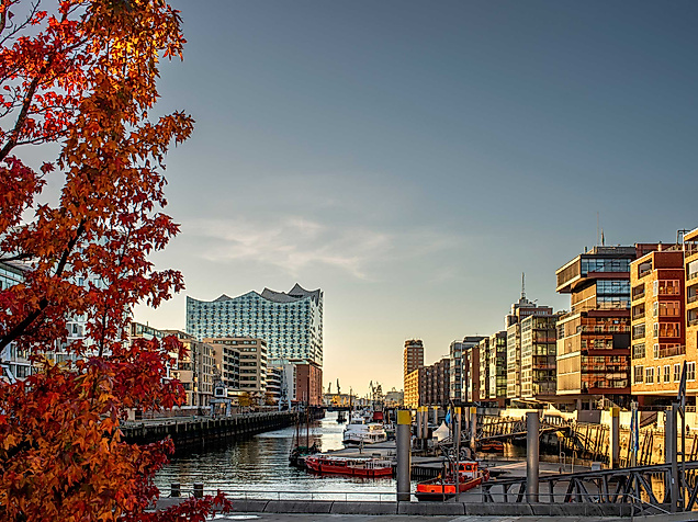 HafenCity Hamburg im Herbst bei Sonnenuntergang