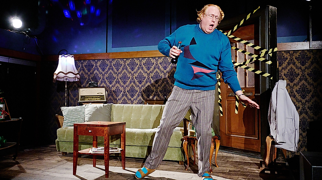 Julian Greis in Ole allein zu Haus