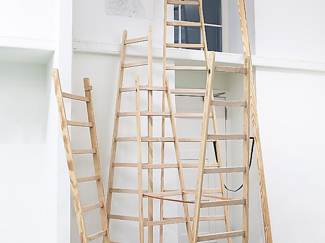 omid-arabbay-fluegelbruch-alman-dream-2025-zeichnung-leiter_foto_omidarabbay