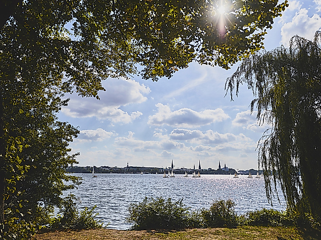 Blick auf die Binnenalster mit Segelschiffen
