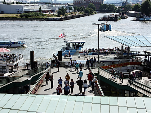 Treffpunkt: U-/S-Bahnhof Landungsbrücken (Fußgängerbrücke)