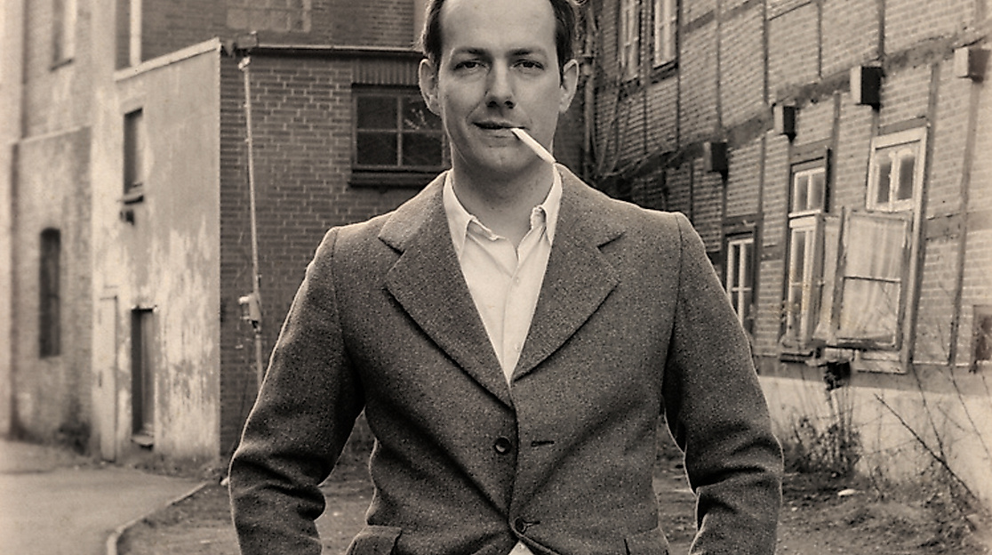 Lässiger Mann vor Backsteingebäuden