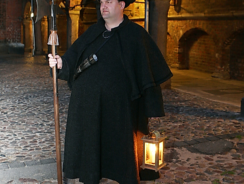 Mit Hellebarde und Licht durch die Gänge