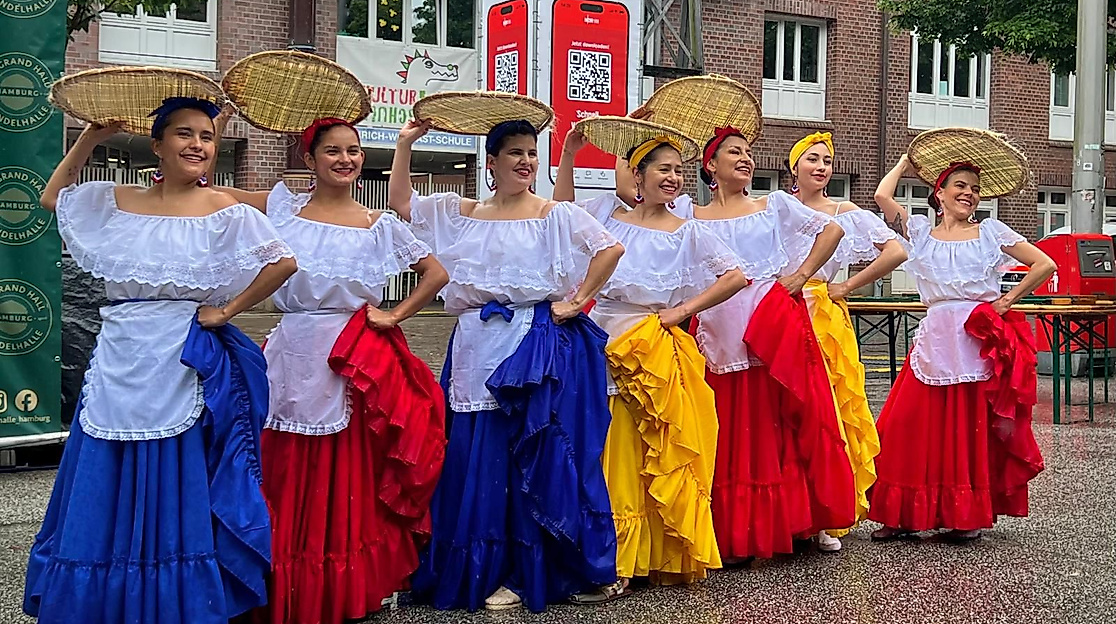 Begrüßung mit Live Musik und Tänzen