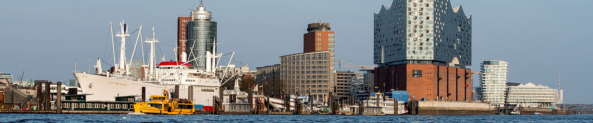 Elbphilharmonie und Cap San Diego