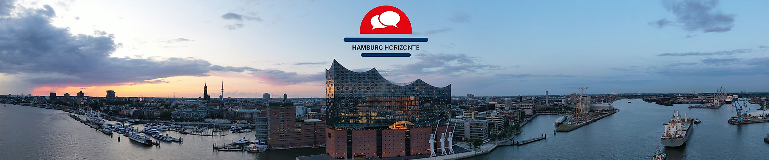 Panoramaaufnahme von der Elbphilharmonie mit Booten auf der Elbe und Sonnenuntergang