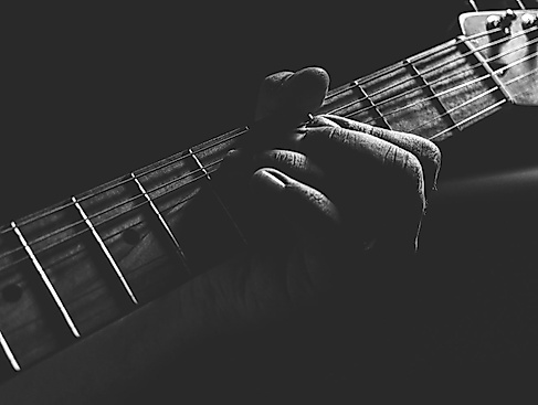 Gitarre@caio-silva-unsplas