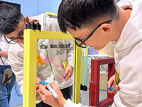 Jugendlicher-Besucher-in-der-Ausstellung-Respekt,-Foto-DASA