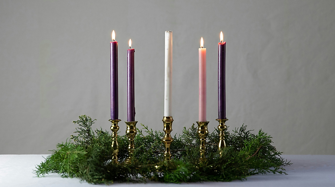 Adventskranz mit 4 brennenden Kerzen