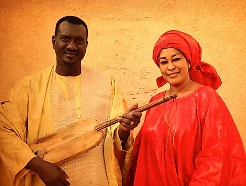 Bassekou Kouyate und Amy Sacko lächeln in die Kamera.