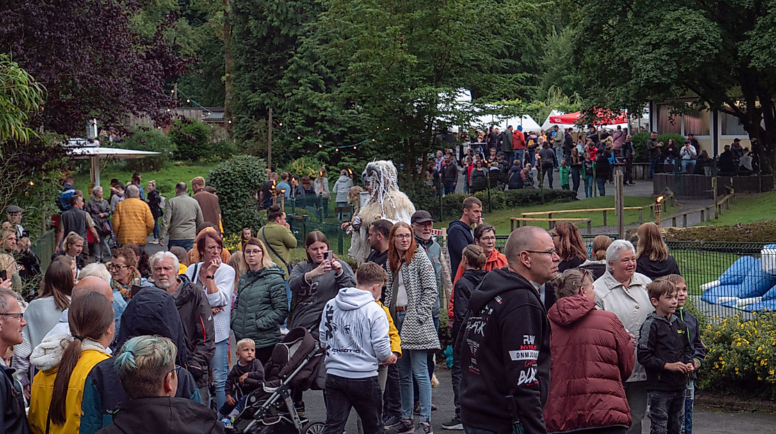 Tropennacht_2023_044_es fuellt sich am fruehen Abend
