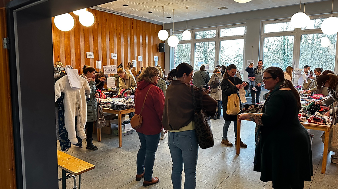 Unser Team ist während der gesamten Veranstaltung sichtbar vor Ort, ansprechbar und jederzeit hilfsbereit. Der Einlass erfolgt bewusst gestaffelt, damit dichtes Gedränge, überfüllte Räume und hektische Stimmung vermieden werden. So entsteht eine entspannte und familienfreundliche Einkaufsatmosphäre.