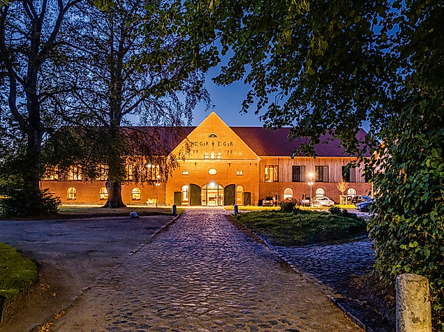 poi-hotel-breitenburg-hausfront_abendfoto-a.haug-web-2500x1500