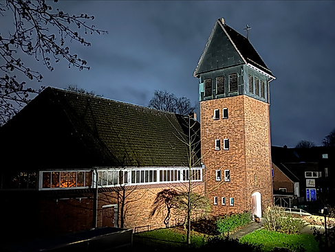 Adventskirche in der Nacht der Kirchengemeinde Schnelsen