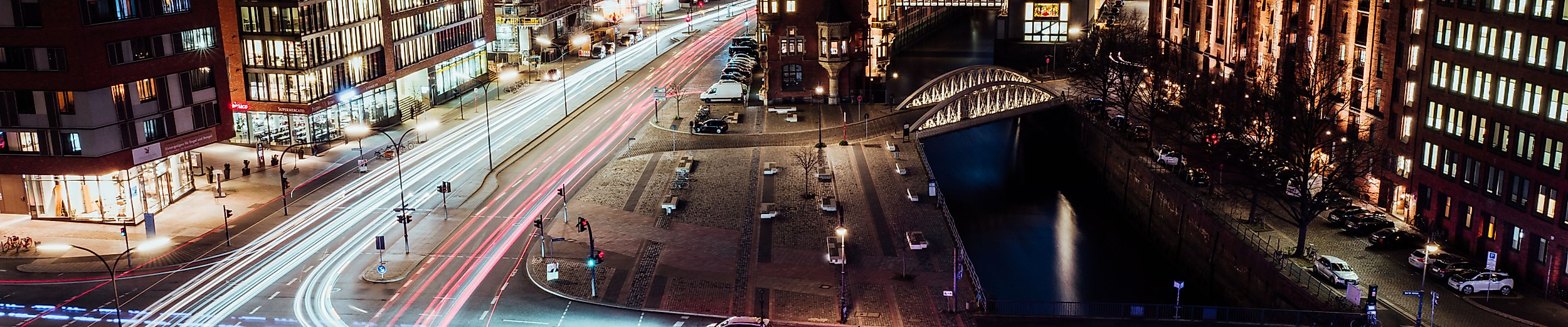 Abendliche Straßenansicht zwischen Speicherstadt und HafenCity Hamburg mit Lichtspuren und Beleuchtung