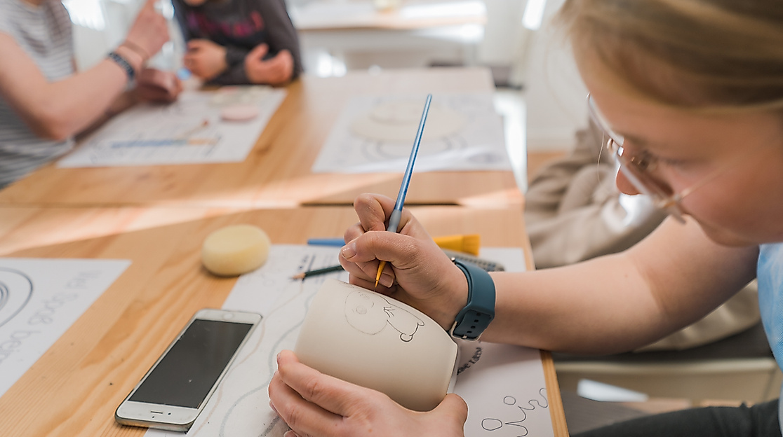 In entspannter Atmosphäre wird gemalt, getupft und abgeklebt.
