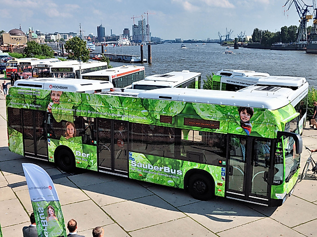 Grüner Brennstoffzellen-Hybridbus am Hamburger Hafen, Symbol für barrierefreie und nachhaltige Mobilität