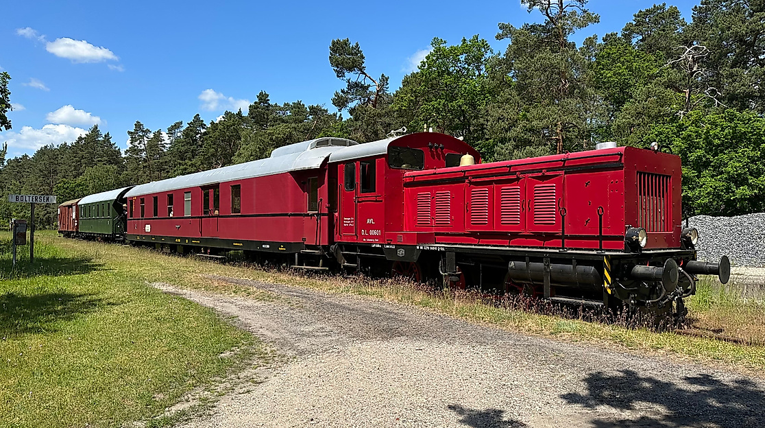 Diesellok D.L. 00601 mit Wagenzug