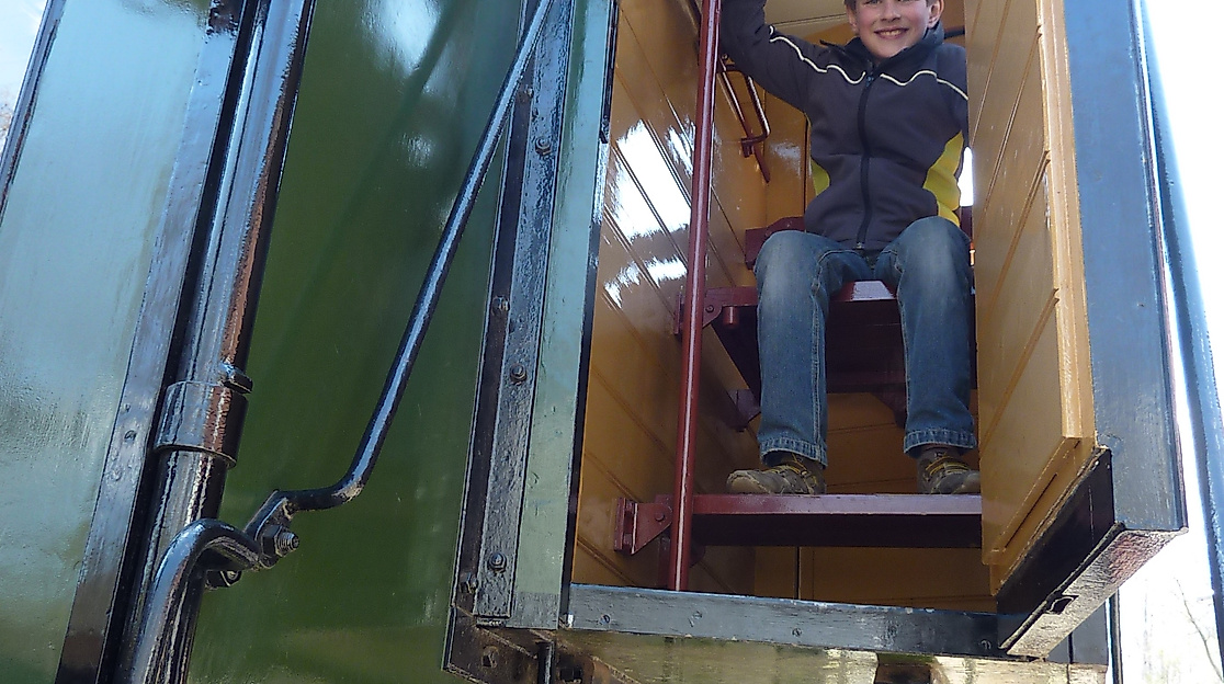 Beim Familientag im Lokschuppen Aumühle stehen Aktionen für Kinder im Mittelpunkt. Das Anfassen der ausgestellten Loks und Waggons ist ausdrücklich erlaubt!