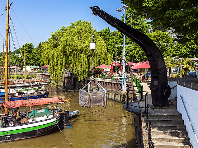Museumshafen Övelgönne mit Ausblick auf die Elbe