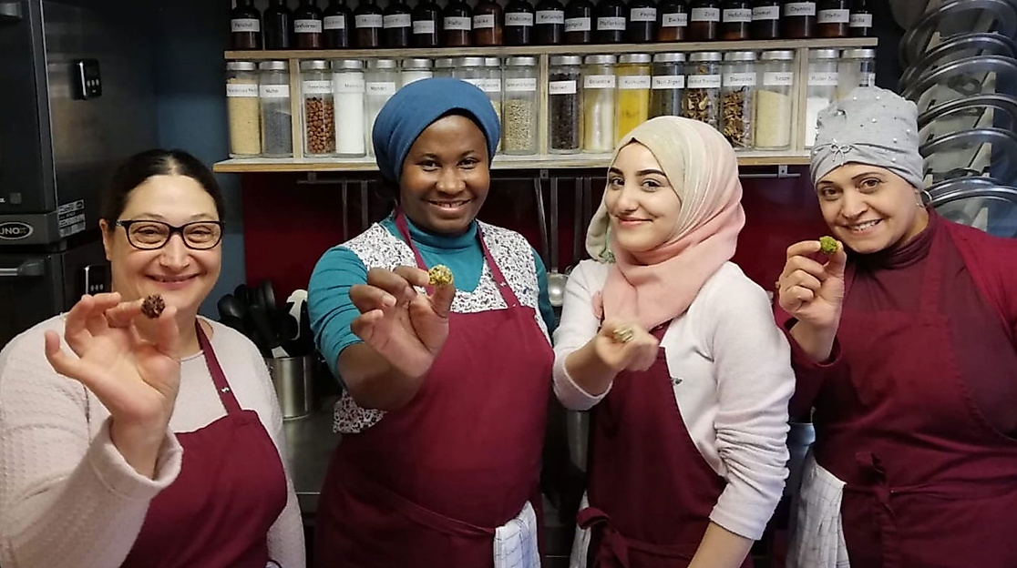 kulturchoc-poi-kulturchoc-korrekte-konfekte-in-der-hand_kulturchoc-web-2500x1500