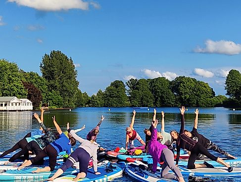 In idyllischer Umgebung mit Blick auf grüne Uferlandschaften und unter freiem Himmel verbinden wir Balance, Bewegung und Entspannung. Perfekt für alle, die Yoga und Natur lieben – Vorkenntnisse sind nicht erforderlich.