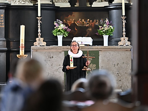 Familiengottesdienst: Der brennende Dornbusch mit Pastorin Nicola Nehmzow