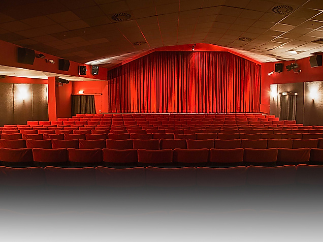 Blick auf roten Kinosaal mit geschlossener Bühne im Abaton-Kino Hamburg