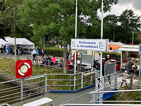 Theaterschiff vor Anker in Brunsbüttel