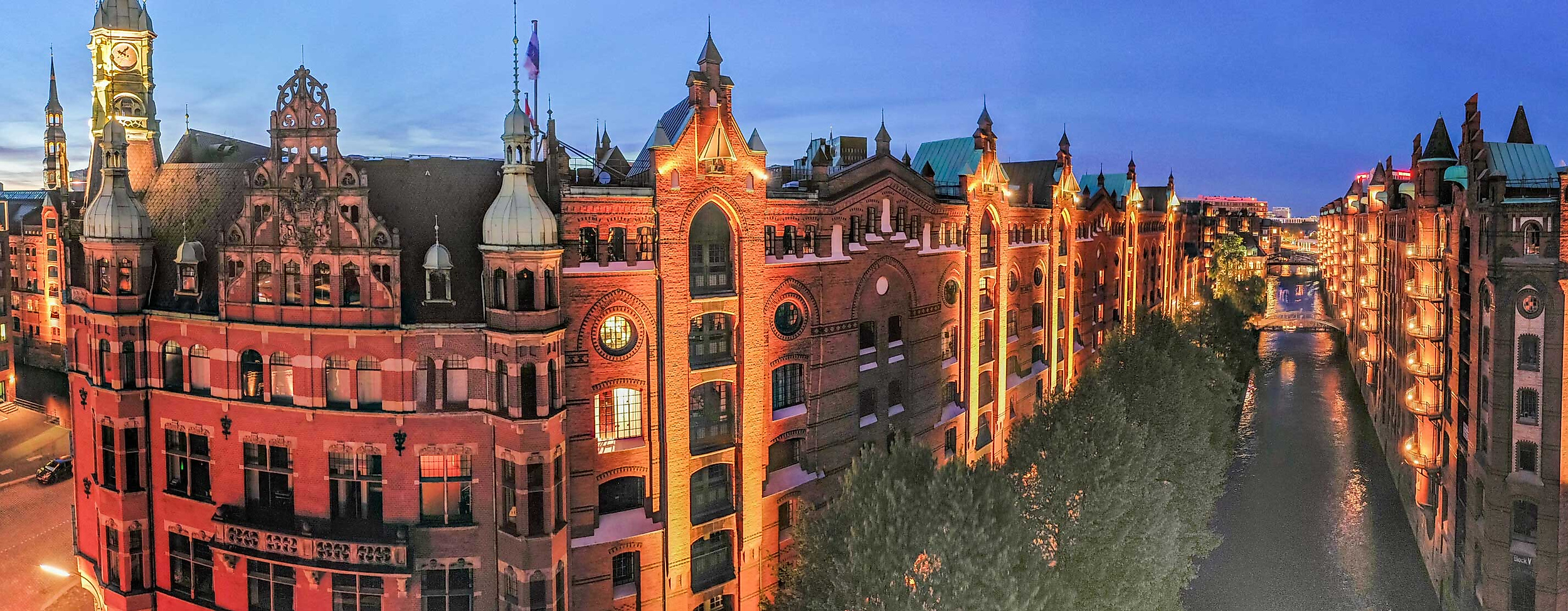 web-c-andreas-vallbracht-l-abendliche-speicherstadt-aus-der-vogelperspektive