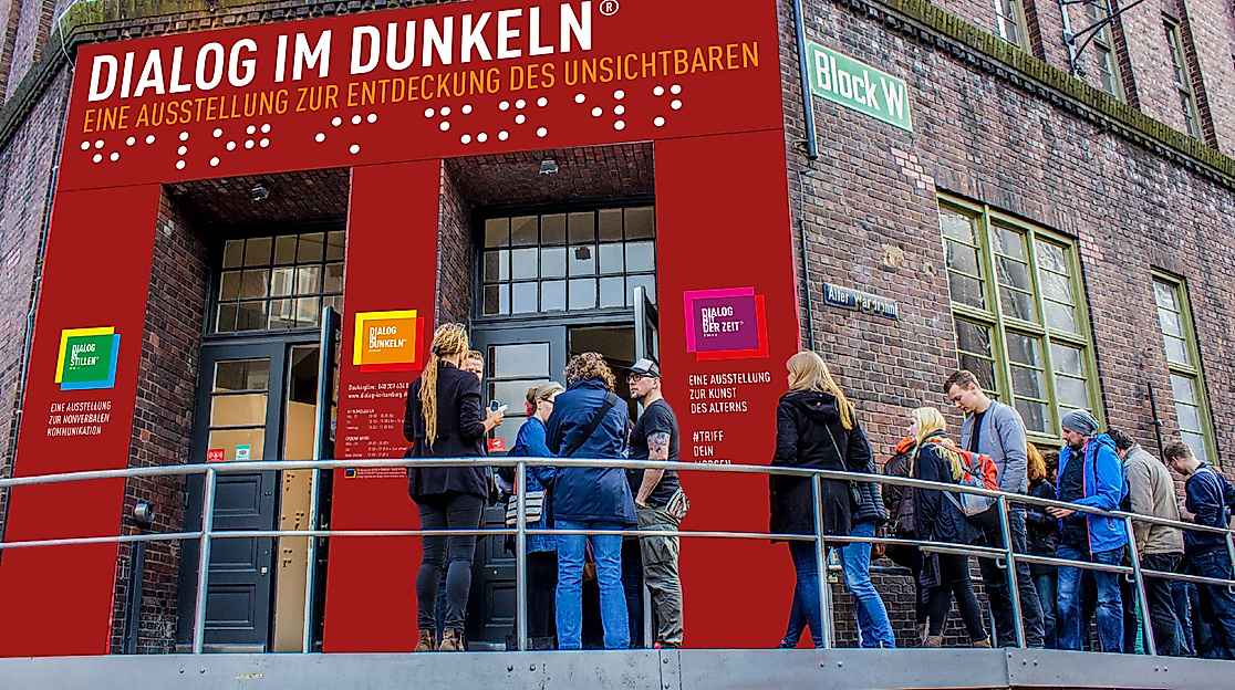 rechte-dialoghaus-hamburg-besucherschlange-aussen_neu-alle-logos-2_1