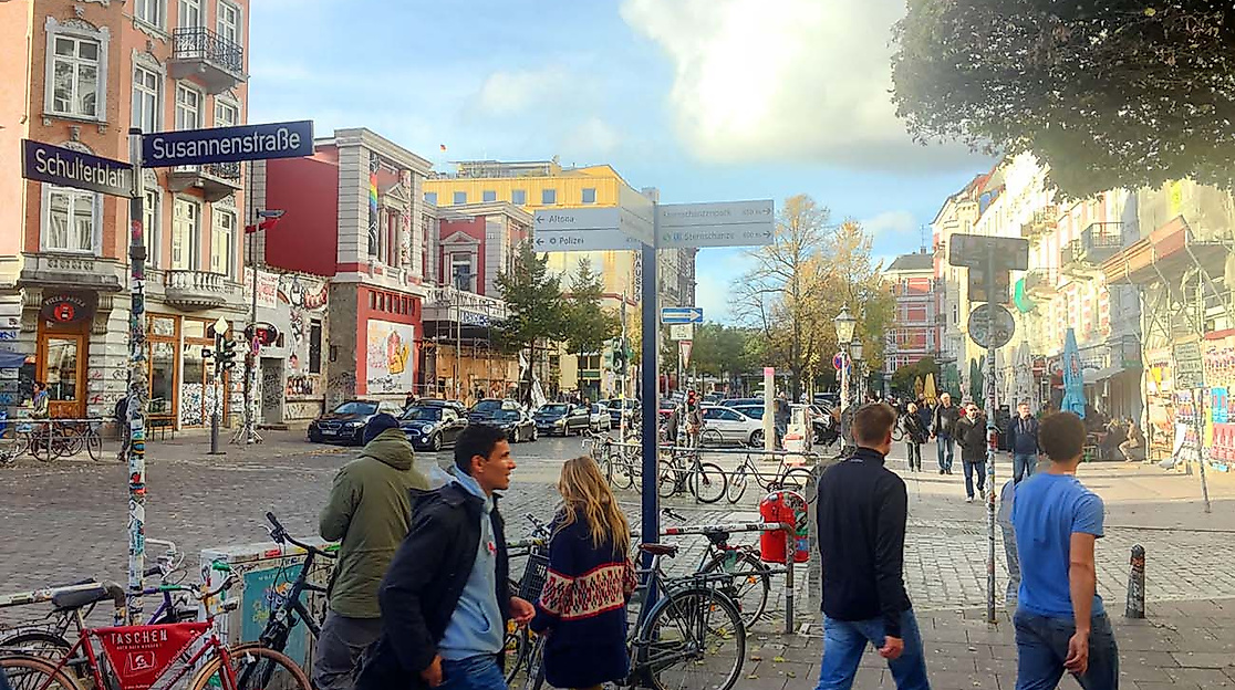 Schanze Passanten an Kreuzung, Rote Flora