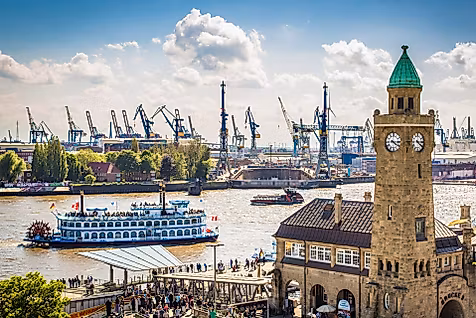 Blick auf Landungsbrücken und Hafen