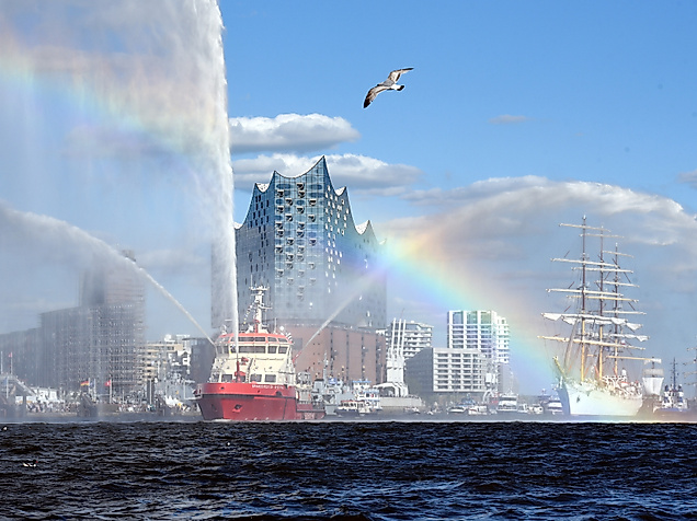 Wasserfontänen und Regenbogen vor Elbphilharmonie beim Hamburger Hafengeburtstag