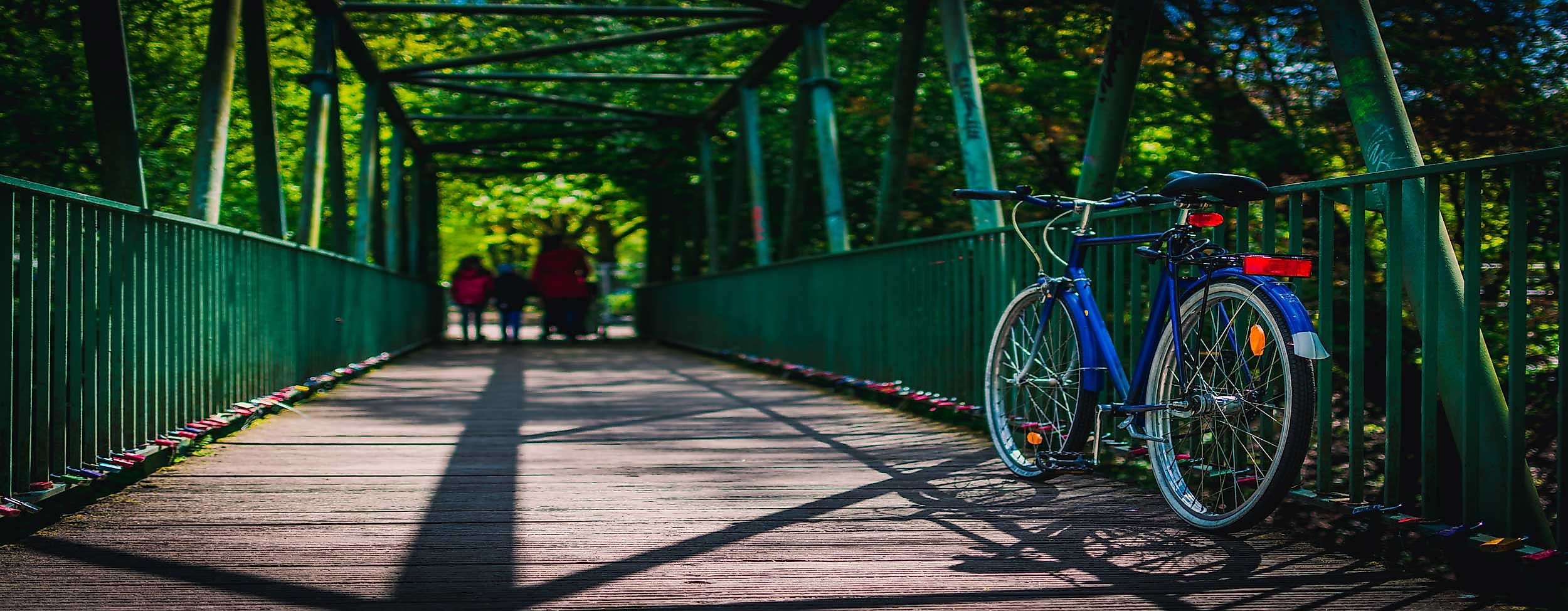 Radtouren in Hamburg Fahrrad an der Brücke gelehnt