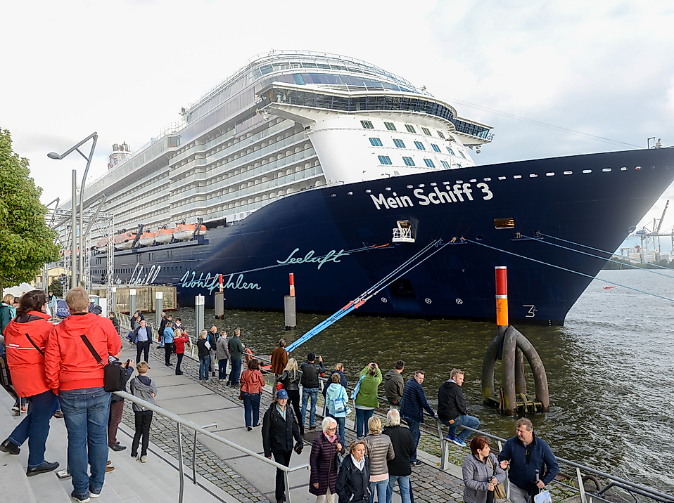 Kreuzfahrtschiff Mein Schiff 3 liegt bei den Hamburg Cruise Days am Kai, umgeben von Besucher:innen.