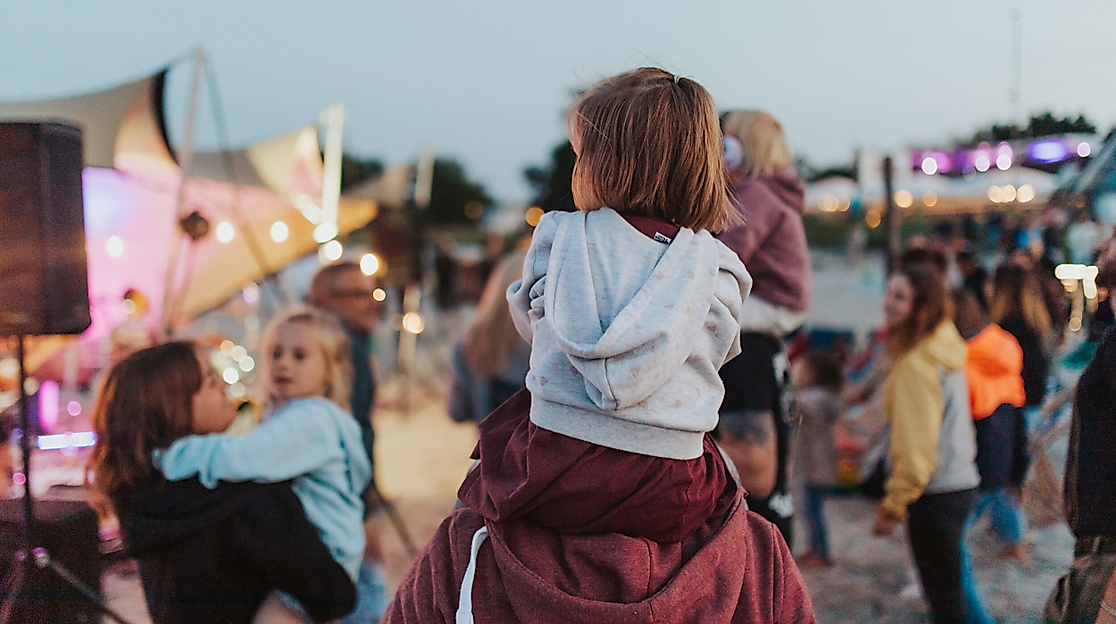 musik-im-strandkorb-_-junge-buehne-scharbeutz-zuschauer-2024-talb