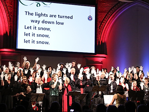 Weihnachtlicher Chorgesang mit 'Let it Snow'