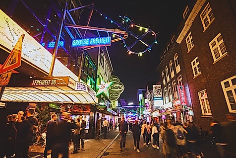 Belebte Große Freiheit auf St. Pauli bei Nacht mit Neonlichtern, Bars und vielen Passant:innen