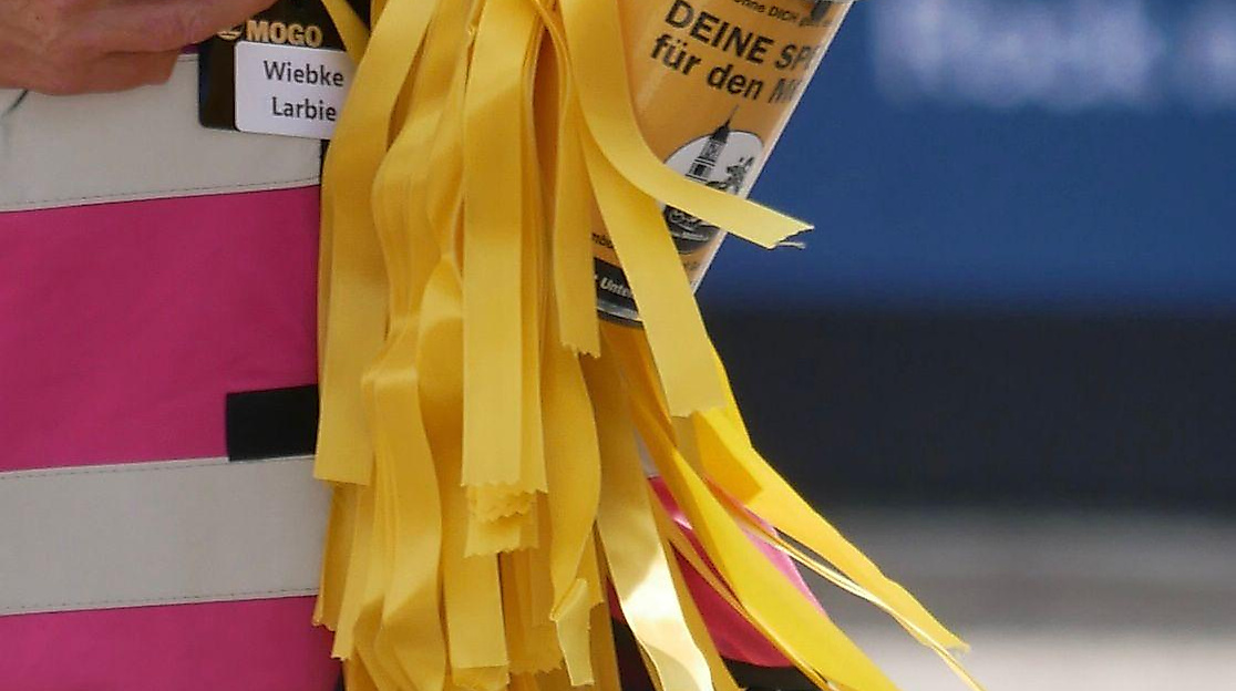 Segensbänder für alle werden bei der Ankunft am Michel verschenkt