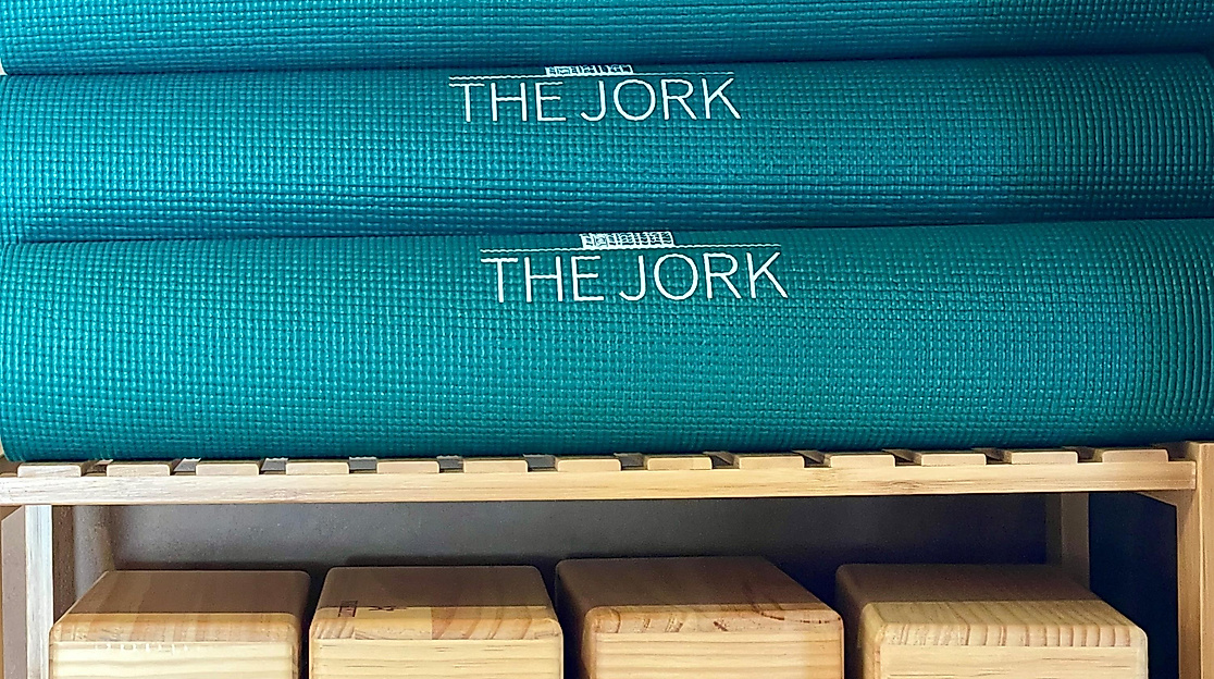 Yoga bei THE JORK – Deine Barfußoase der Achtsamkeit - Yin Yoga mit Ulrike