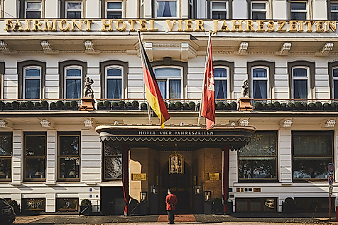 Eingang des Hotel Vier Jahreszeiten Hamburg mit Flaggen und Doorman als Symbol internationaler Gastkultur