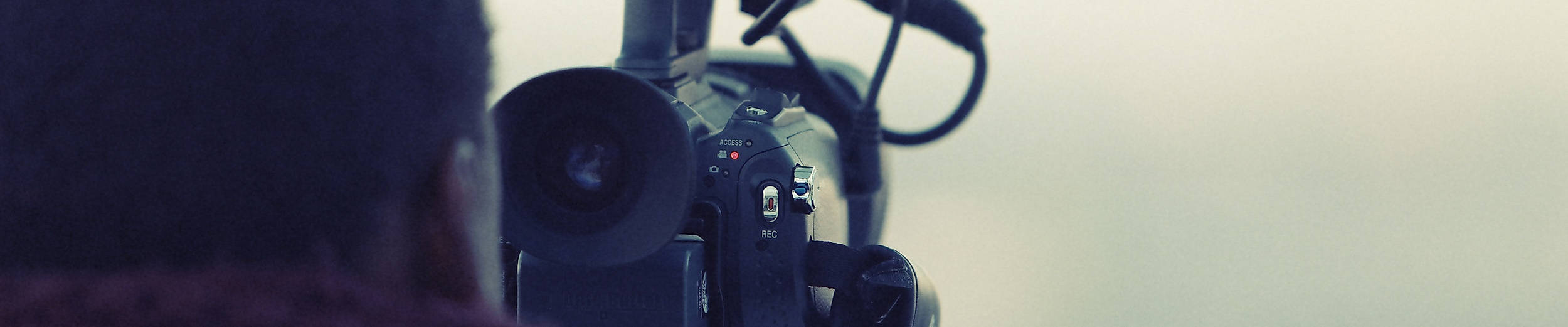 Person mit Kamera beim Filmen im Freien, Symbol für Hamburg als Filmstadt